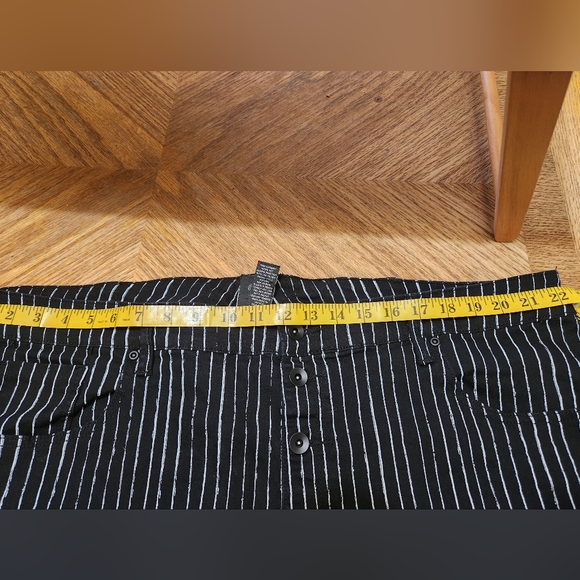 DISNEY NBC NIGHTMARE BEFORE CHRISTMAS TORRID STRIPED WOMAN'S SHORTS.EUC Size 26 - Picture 3 of 4